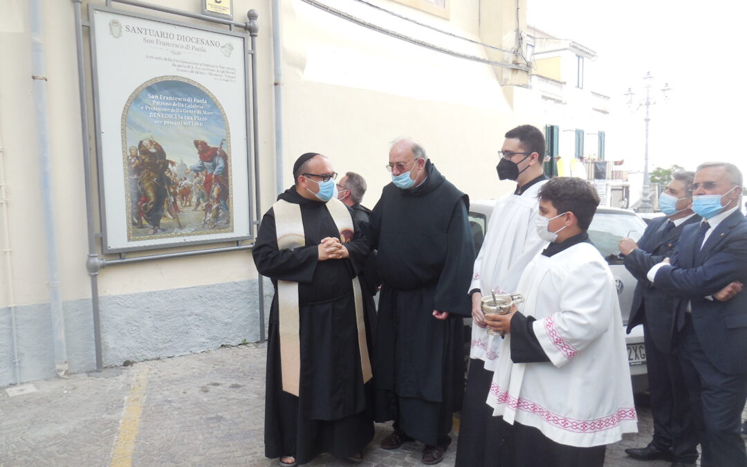 “La Via del Mare” lungo Via Marcello Salomone da parte del M.R.P. Provinciale P. Francesco Trebisonda e dell’Assistente Provinciale P. Gaetano Nicolaci. Solenne Concelebrazione Eucaristica Consegna della Medaglia Commemorativa ad alcuni collaboratori, benefattori ed affiliati all’Ordine dei Minimi. Foto di Natalia.